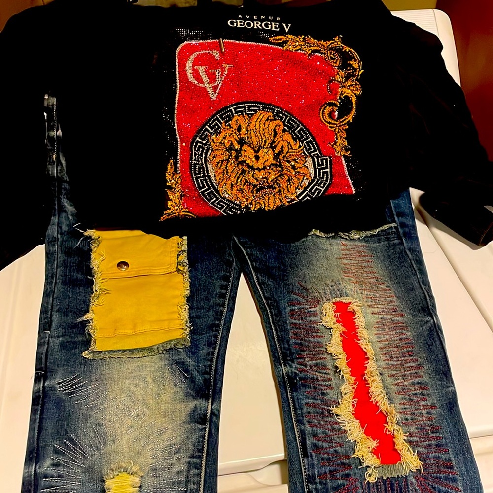 I AM SELLING MY OLD CLOTHES I CAN NOT WEAR NO MORE